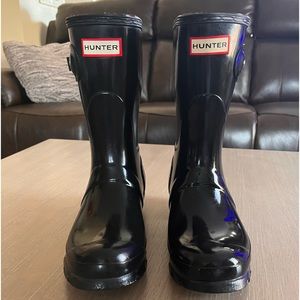 Hunter Original Short Gloss Black size 7 with the Hunter Rubber Care Kit.